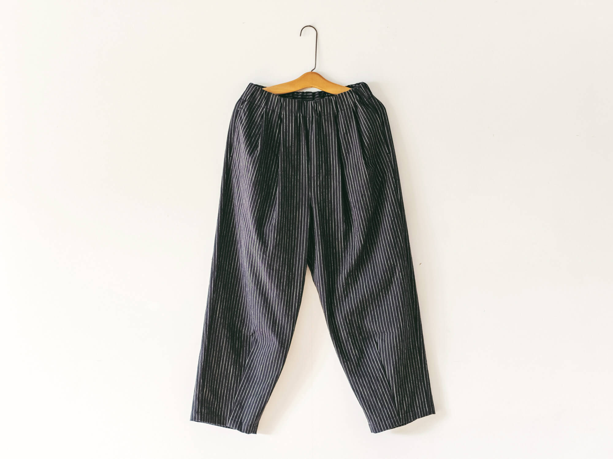 シーチングコットン／ワイドパンツ 504／ブラックストライプ（ユニセックス）／HUIS